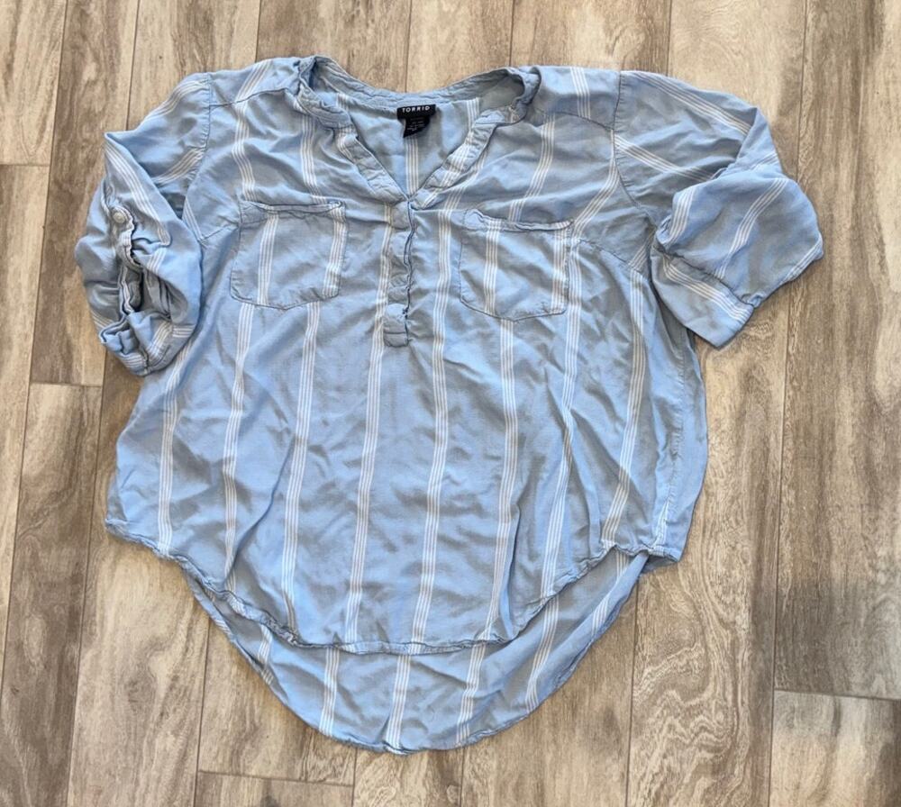 Blouse SZ 00 (8-10) Torrid Blue and White Casual Mid Sleeve V-Neck Button Up